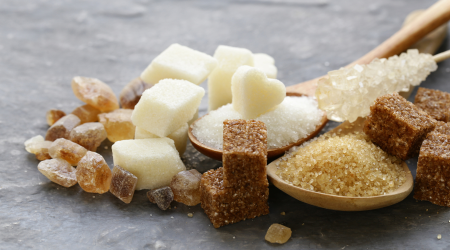 角砂糖・氷砂糖・グラニュー糖・ザラメ・黒糖など様々な形状の砂糖