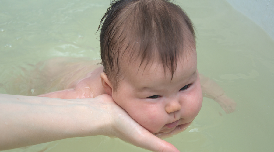 湯船でうつぶせで浮かぶ乳児